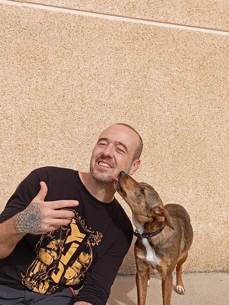 Miguel Palacios con uno de sus perros