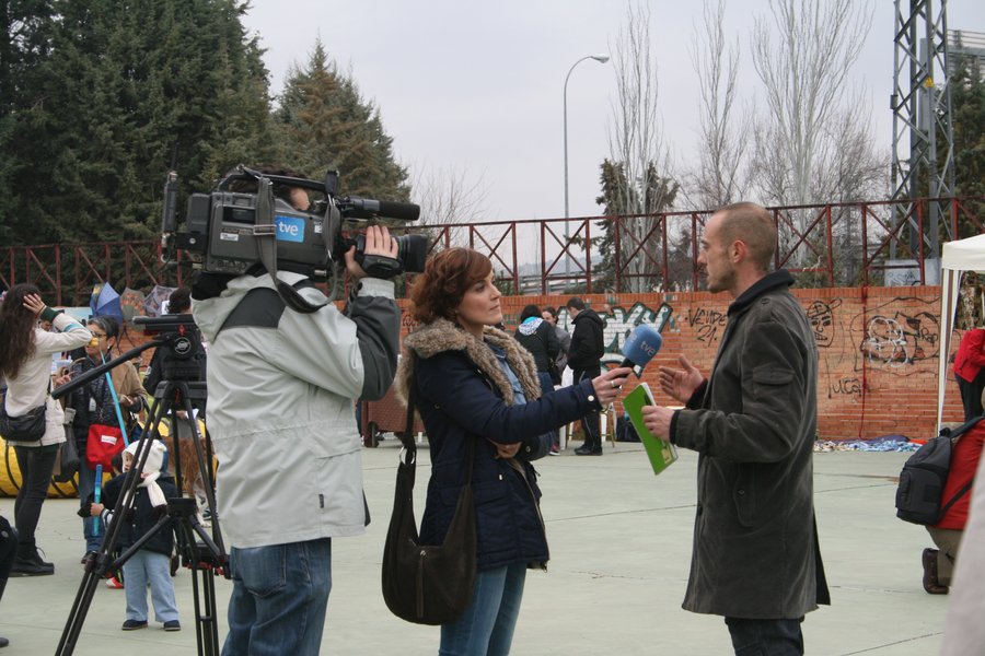 Miguel siendo entrevistado por un equipo de Televisión Española
